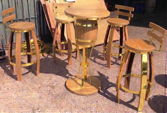 Mange debout Gueridon + 4 tabourets Noyer clair cerclage doré